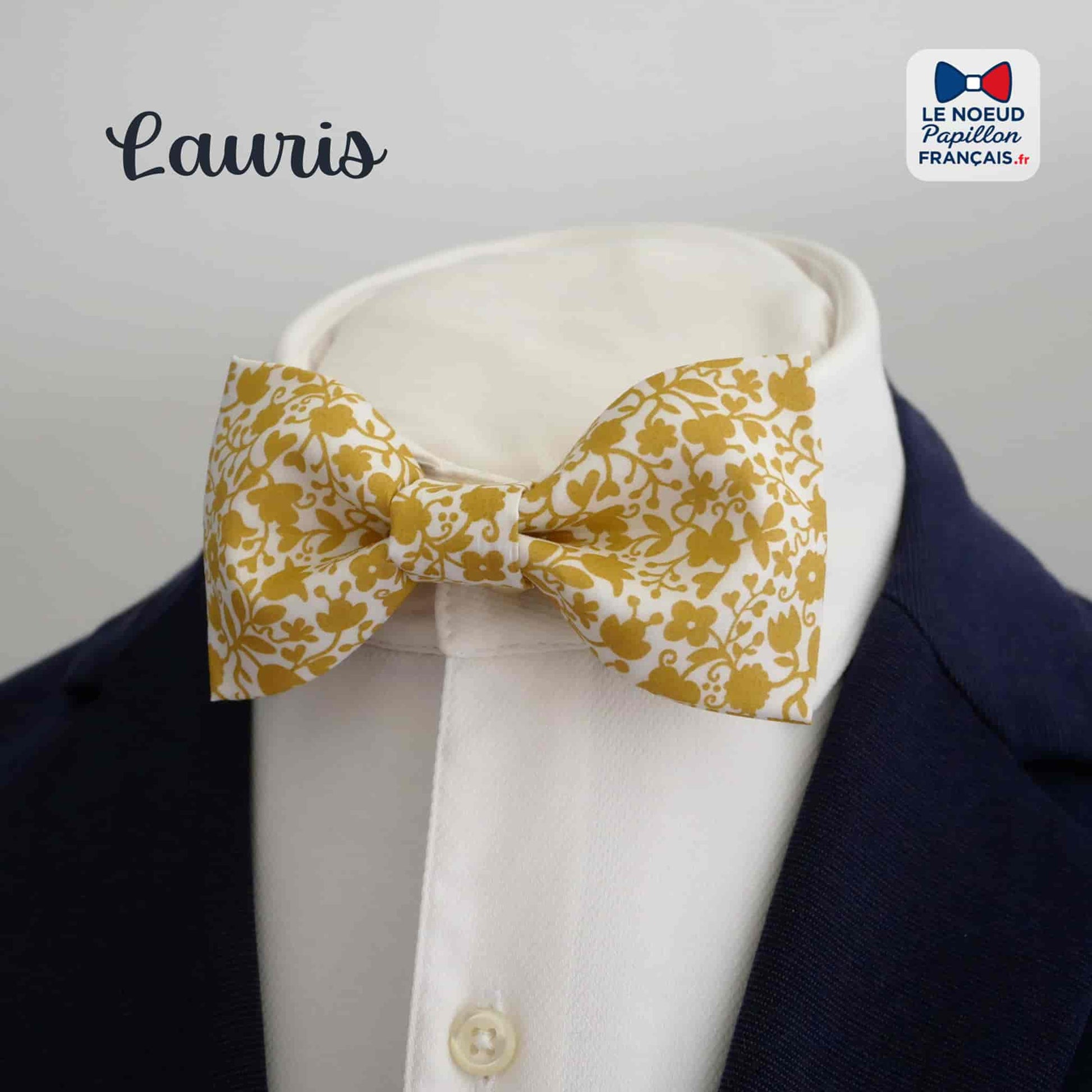 Noeud papillon fleuri sur fond blanc